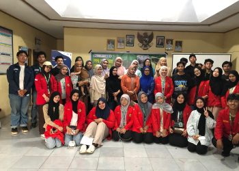 Tim Cara’de BEM KMF TP UH Gelar Pelatihan Budidaya Maggot untuk Warga Desa Tinggimae